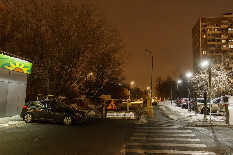 В районе Очаково-Матвеевское автомобилисты объезжают место проведения <strong class="search_match">дорожн</strong>ых работ по тротуару и газонам